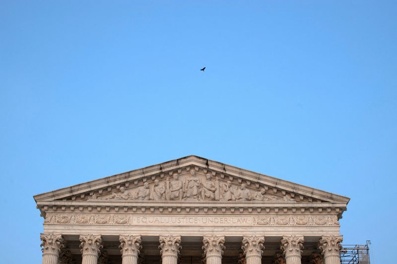 &copy; Reuters. FILE PHOTO: A bird flies over the U.S. Supreme Court in Washington, U.S., August 14, 2024. REUTERS/Kaylee Greenlee Beal/File Photo