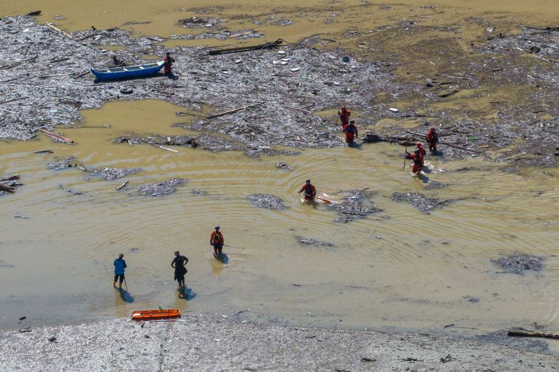 © Reuters. A drone view shows rescue workers searching for victims after the floods and landslides in a village of Buturovic Polje, Bosnia and Herzegovina, October 7, 2024.REUTERS/Marko Djurica