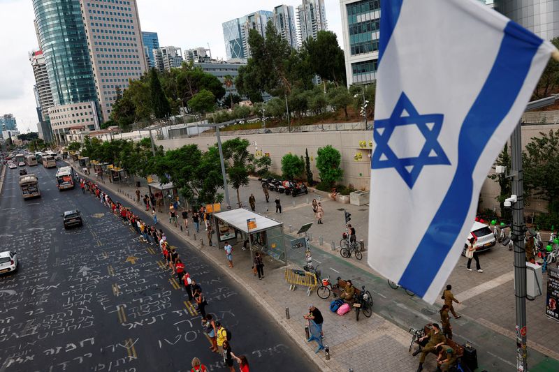 &copy; Reuters. Israelenses se reúnem, em Tel Aviv, para marcar o aniversários dos ataques de 7 de outubro de 2023 realizados pelo Hamas no sul do paísn07/10/2024 Reuters/Gonzalo Fuentes