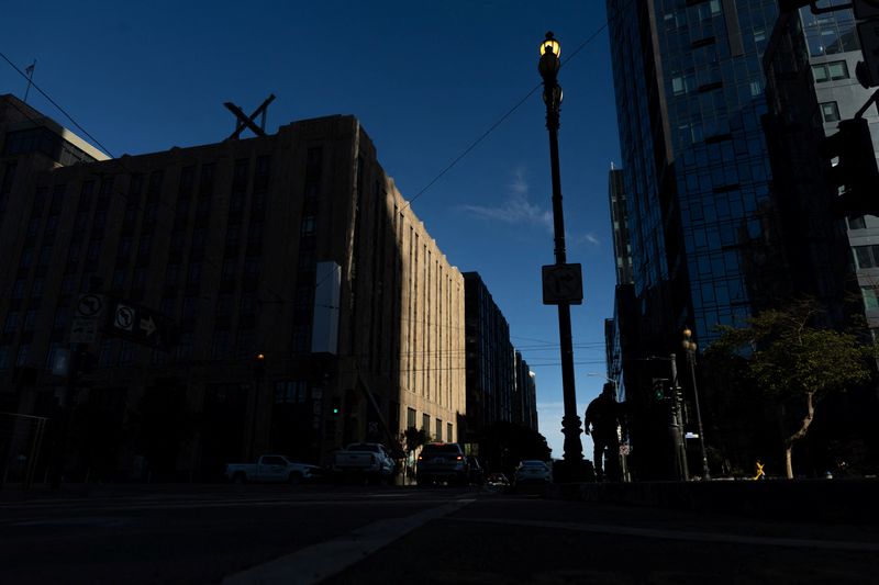 © Reuters. FILE PHOTO: 'X' logo is seen on the top of the headquarters of the messaging platform X, formerly known as Twitter, in downtown San Francisco, California, U.S., July 30, 2023. REUTERS/Carlos Barria/File Photo