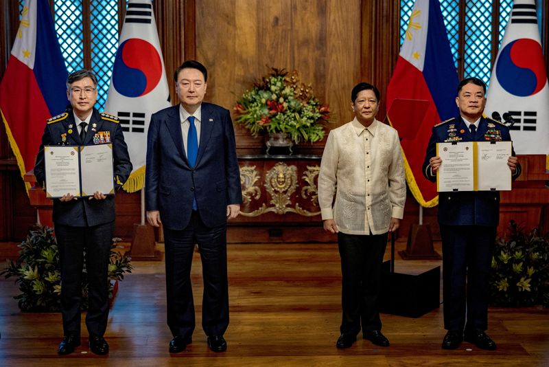 &copy; Reuters. Ferdinand Marcos Jr. e Yoon Suk Yeol em Manilan 7/10/2024    Ezra Acayan/POOL via REUTERS