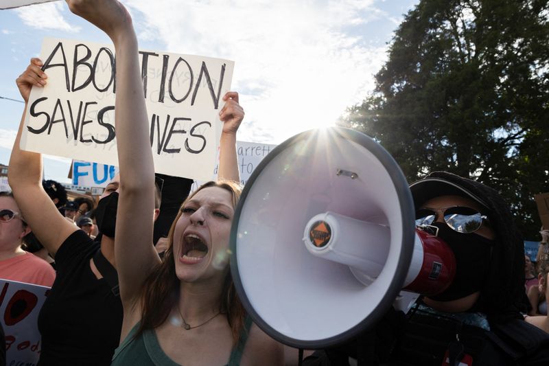 © Reuters. FILE PHOTO: Abortion rights demonstrators surround anti-abortion rights demonstrators in Denton, Texas, U.S., June 28, 2022. REUTERS/Shelby Tauber/File Photo