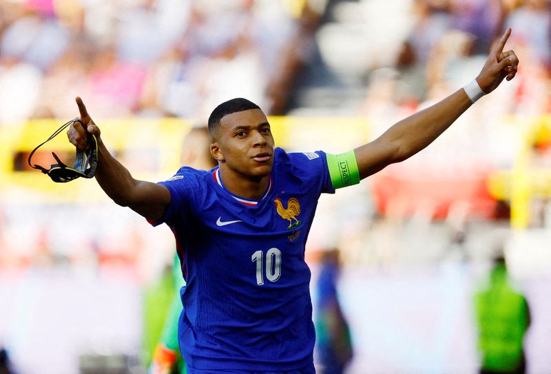 &copy; Reuters. Kylian Mbappe comemora gol contra a seleção da Polônia, no estádio Dortmund BVB, em Dortmund, Alemanhan25/06/2024nREUTERS/Leon Kuegeler/File Photo