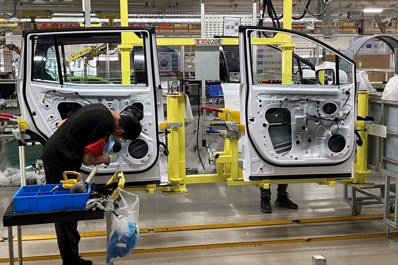 © Reuters. FILE PHOTO: Employees work on an electric vehicle (EV) production line during an organised media tour to a factory under Jiangling Group Electric Vehicle (JMEV), in Nanchang, Jiangxi province, China May 22, 2024. REUTERS/Kevin Krolicki/File Photo