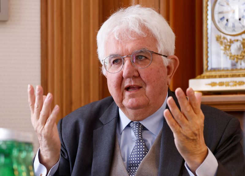 © Reuters. European Central Bank policymaker and Governor of the Austrian National Bank Robert Holzmann gestures during an interview with Reuters in his office in Vienna, Austria, April 2, 2024. REUTERS/Leonhard Foeger/ File Photo