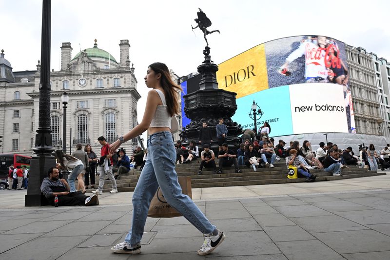 © Reuters. A shopper walks in Piccadilly Circus in London, Britain, September 2, 2024.  REUTERS/Jaimi Joy/ File Photo