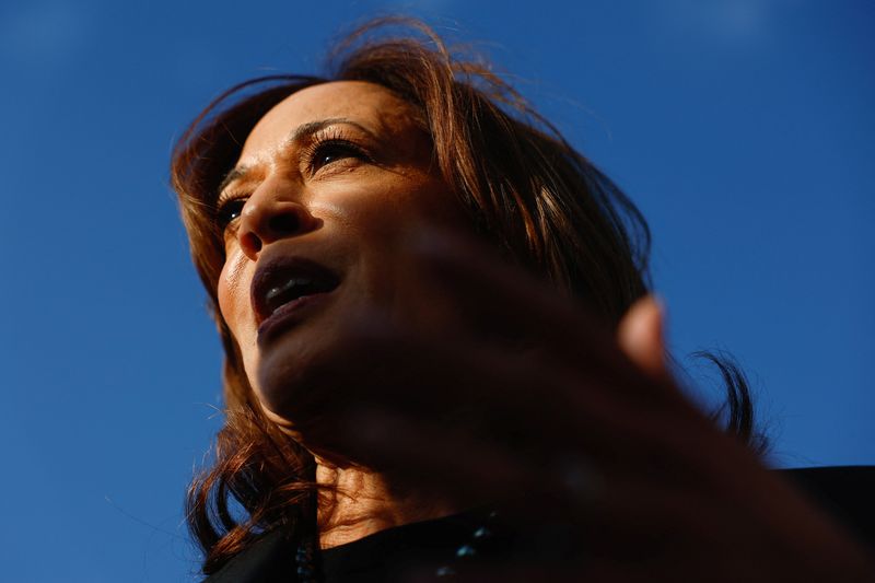 © Reuters. Democratic presidential nominee and U.S. Vice President Kamala Harris speaks to media members before departing for New York at Joint Base Andrews, Maryland, U.S., October 7, 2024. REUTERS/Evelyn Hockstein/Pool