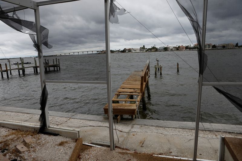 © Reuters. The view from a waterfront structure is pictured before the arrival of Hurricane Milton, in St. Pete Beach, Florida, U.S., October 7, 2024. REUTERS/Octavio Jones