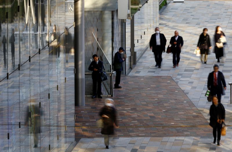 © Reuters. A man uses a laptop on a street at a business district in Tokyo, Japan January 23, 2024. REUTERS/Kim Kyung-Hoon/ File Photo