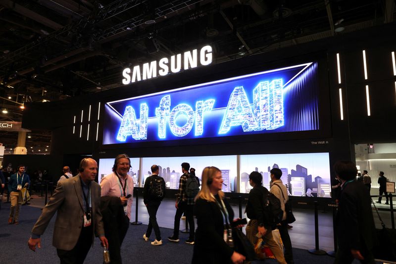 &copy; Reuters. FILE PHOTO: People walk past a Samsung Electronics booth during CES 2024, an annual consumer electronics trade show, in Las Vegas, Nevada, U.S. January 9, 2024. REUTERS/Steve Marcus/File Photo