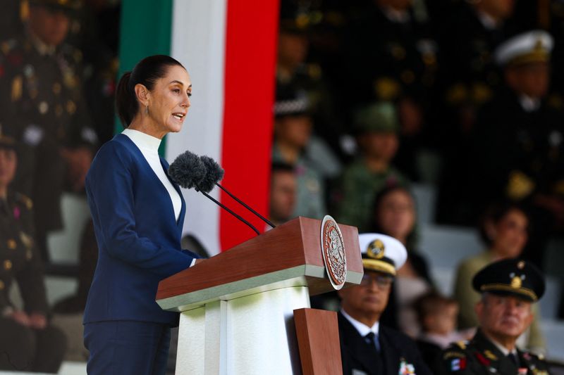 &copy; Reuters. A presidente do México, Claudia Sheinbaum, durante cerimônia no Campo Militar 1, na Cidade do México, Méxicon03/10/2024nREUTERS/Raquel Cunha