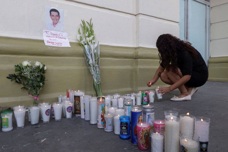 © Reuters. A mourner pays respects to Alejandro Arcos, the mayor of Chilpancingo who was killed on Sunday less than a week after taking office, as Mexico's President Claudia Sheinbaum is set to unveil a new security policy, in Chilpancingo, Mexico October 7, 2024. REUTERS/Oscar Ramirez  