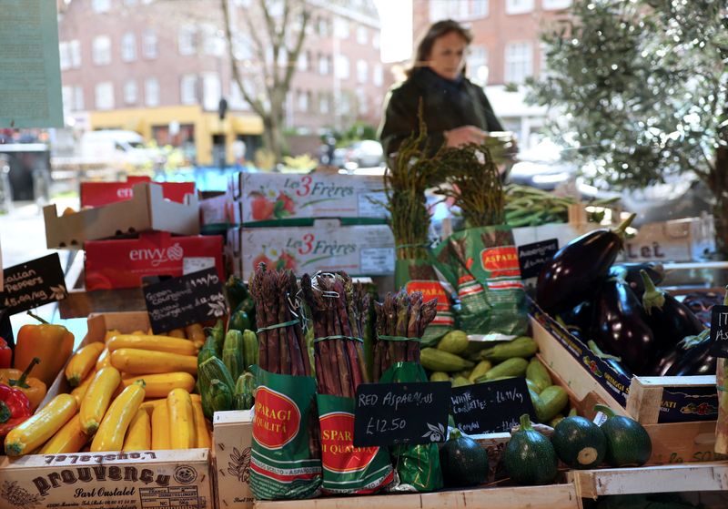 © Reuters. FILE PHOTO: A customer shops for vegetables at gourmet grocery store Andreas, in London, Britain, March 28, 2024. REUTERS/Isabel Infantes/File Photo