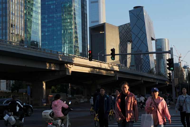 © Reuters. FILE PHOTO: People cross an intersection near the central business district (CBD) in Beijing, China, October 7, 2024. REUTERS/Florence Lo/File Photo