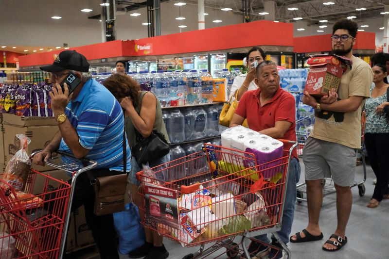 &copy; Reuters. People line up to pay for food and supplies in a supermarket as Hurricane Milton advances, in Cancun, Mexico October 7, 2024. REUTERS/Paola Chiomante