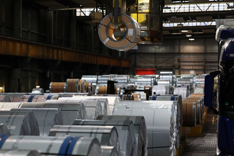 &copy; Reuters. Una gru solleva una bobina d'acciaio presso l'impianto di stoccaggio e distribuzione del produttore tedesco di acciaio ThyssenKrupp a Duisburg, Germania, 16 novembre 2023. REUTERS/Wolfgang Rattay