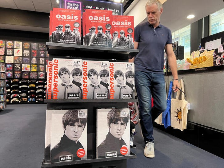 © Reuters. Oasis merchandise is displayed in a shop,  in London, Britain, September 8, 2024. REUTERS/Suzanne Plunkett/File Photo