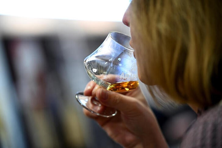 © Reuters. A woman drinks brandy during the International Green Week agriculture fair in Berlin, Germany, January 19, 2024. REUTERS/Annegret Hilse/File Photo