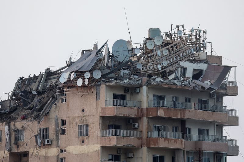 &copy; Reuters. Una vista di un edificio danneggiato durante un attacco, tra le ostilità in corso tra Hezbollah e le forze israeliane, a Tiro, nel Libano meridionale, il 7 ottobre 2024. REUTERS/Aziz Taher