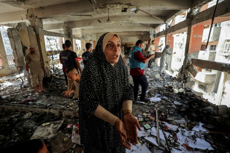 © Reuters. FILE PHOTO: A Palestinian woman reacts as she inspects the damage to a school sheltering displaced people after it was hit by an Israeli strike, amid the Israel-Hamas conflict, at Beach refugee camp in Gaza City, September 22, 2024. REUTERS/Dawoud Abu Alkas/File Photo