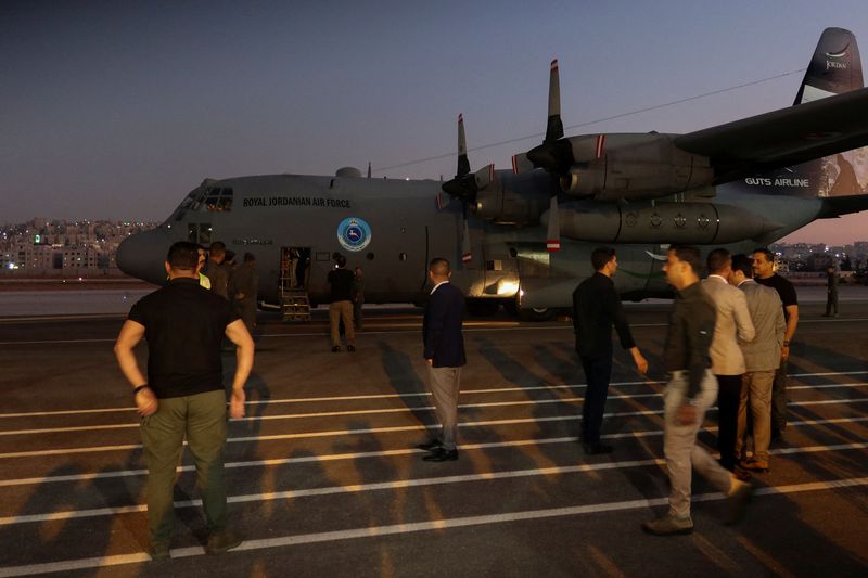 © Reuters. An aircraft carrying Jordanian evacuees from Lebanon lands at Marka military airport, in Amman, Jordan October 7, 2024. REUTERS/Jehad Shelbak/File Photo