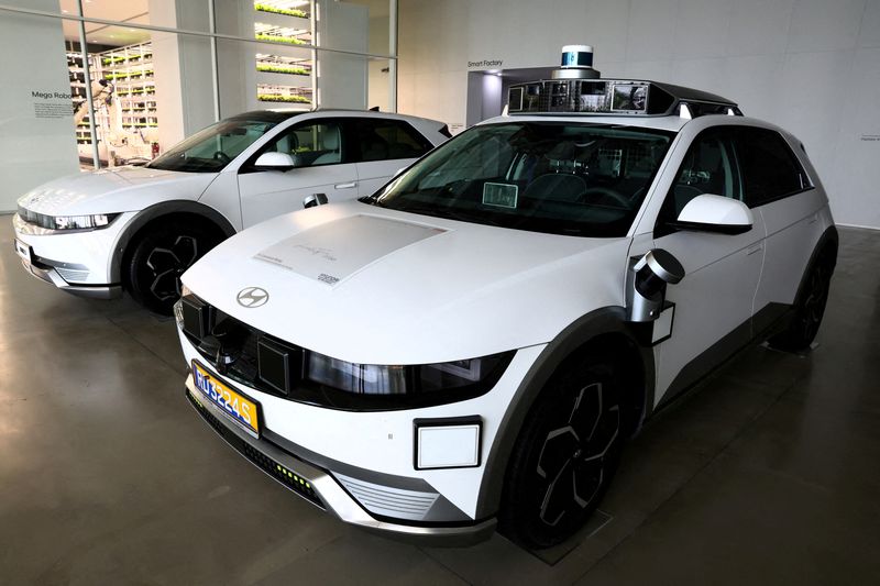 &copy; Reuters. FILE PHOTO: An Ioniq 5 robotaxi is displayed at the Hyundai Motor Group Innovation Center Singapore (HMGICS) in Singapore June 14, 2024. REUTERS/Edgar Su/File Photo