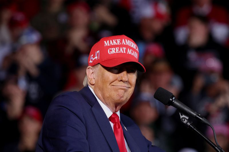 © Reuters. FILE PHOTO: Republican presidential nominee and former U.S. President Donald Trump reacts during a rally in Juneau, Wisconsin, U.S., October 6, 2024. REUTERS/Brendan McDermid/File Photo