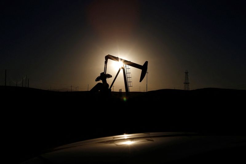 &copy; Reuters. Una pompa di sollevamento viene vista all'alba vicino a Bakersfield, California, il 14 ottobre 2014. REUTERS/Lucy Nicholson