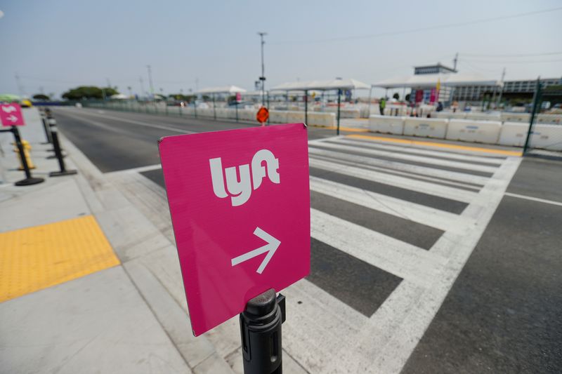 &copy; Reuters. FILE PHOTO: An empty Lyft pick-up area is shown in Los Angeles, California, U.S., August 20, 2020. REUTERS/Mike Blake/File Photo