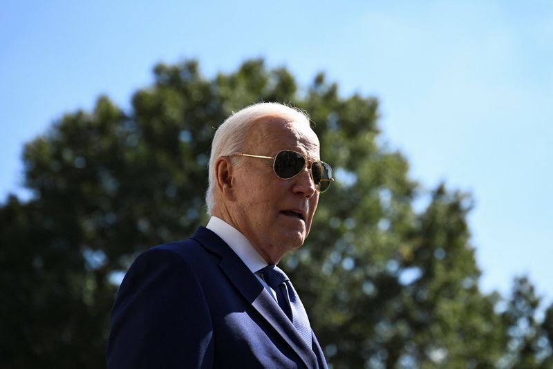 © Reuters. FILE PHOTO: U.S. President Joe Biden speaks to the press before departing for South Bend, Indiana, from the South Lawn of the White House in Washington, U.S., October 5, 2024. REUTERS/Annabelle Gordon/File Photo