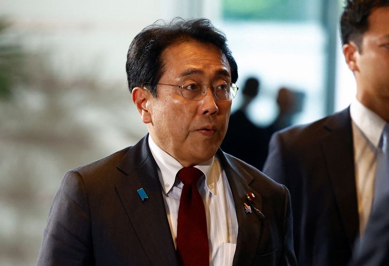 © Reuters. FILE PHOTO: Japanese Economic Revitalization Minister Ryosei Akazawa arrives at the official residence of Prime Minister Shigeru Ishiba in Tokyo, Japan October 1, 2024. REUTERS/Issei Kato/File Photo