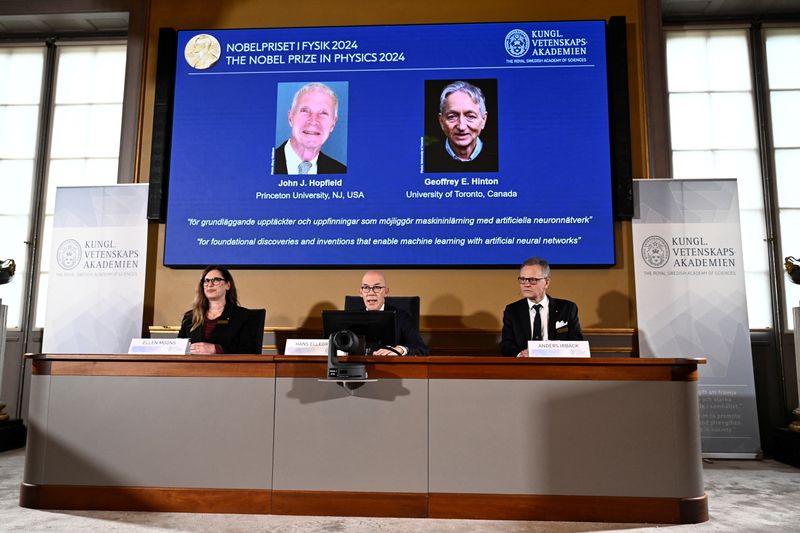 © Reuters. John J Hopfield and Geoffrey E Hinton are awarded this year's Nobel Prize in Physics, which is announced at a press conference by Hans Ellegren (centre), Secretary General at the Swedish Academy of Sciences, Stockholm, Sweden October 8, 2024. TT News Agency/Christine Olsson via REUTERS 