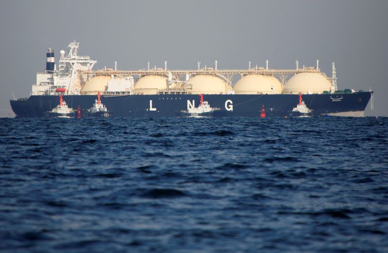&copy; Reuters. Navio-tanque de GNL rebocado em usina termelétrica em Futtsu, Japão