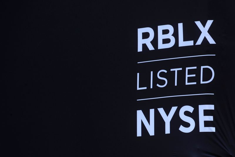 © Reuters. FILE PHOTO: The Roblox trading information is displayed on a banner, to celebrate the company's IPO, on the front facade of the New York Stock Exchange (NYSE) in New York, U.S., March 10, 2021. REUTERS/Brendan McDermid/File Photo