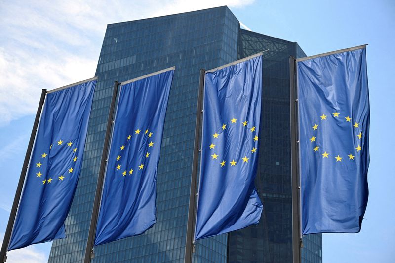 &copy; Reuters. Bandiere dell'UE sventolano davanti alla sede della Banca centrale europea (BCE) a Francoforte, Germania, 18 luglio 2024. REUTERS/Jana Rodenbusch