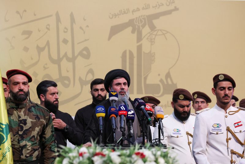 &copy; Reuters. FILE PHOTO: Senior Hezbollah official Hashem Safieddine speaks during the funeral of Mohammed Nasser in Lebanon July 4, 2024. REUTERS/Aziz Taher