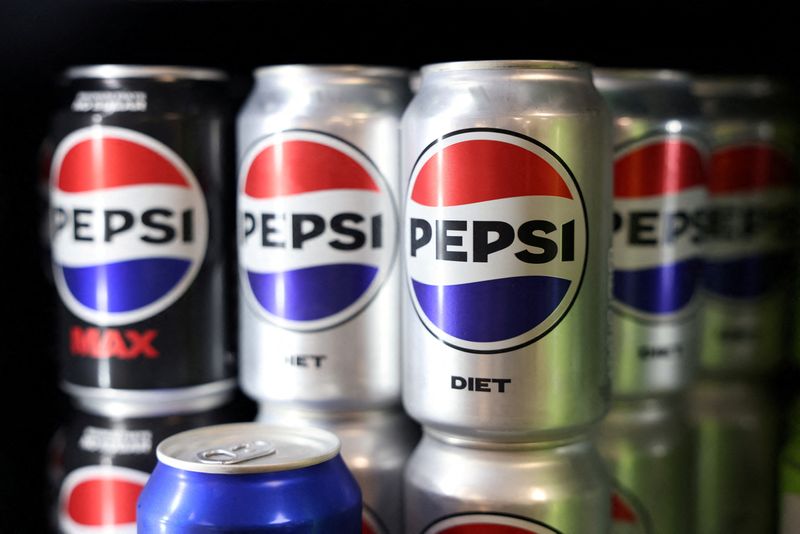 © Reuters. FILE PHOTO: Cans of Pepsi Max and Diet Pepsi are displayed at the PepsiCo Walkers factory in Leicester, Britain, August 14, 2024. REUTERS/Hollie Adams/File Photo