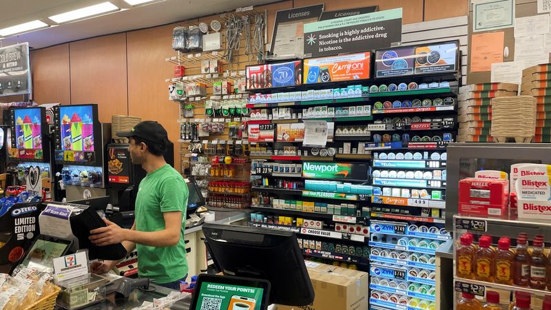 © Reuters. FILE PHOTO: A general view of the tobacco section of a 7-Eleven store at Manhattan, in New York City, U.S., October 1, 2024. REUTERS/Jessica DiNapoli/File Photo