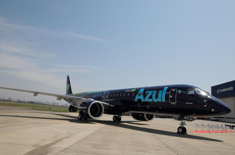 © Reuters. FILE PHOTO: E2-195 plane with Brazil's No. 3 airline Azul SA logo is seen during a launch event in Sao Jose dos Campos, Brazil September 12, 2019. REUTERS/Roosevelt Cassio/File Photo