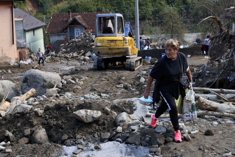 &copy; Reuters. FILE PHOTO: A local resident carries food for workers in a flooded residential area in Zlate, Bosnia and Herzegovina, October 7, 2024. REUTERS/Amel Emric/File Photo