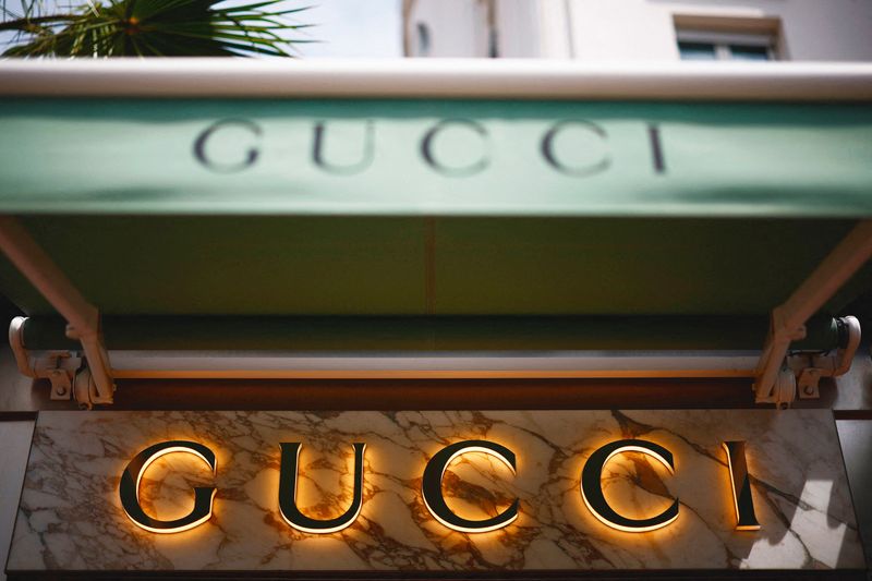 &copy; Reuters. Il logo Gucci fuori da un negozio a Cannes, in Francia. REUTERS/Sarah Meyssonnier