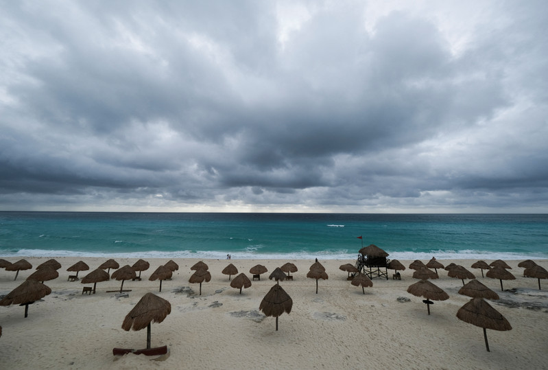 &copy; Reuters. A view of an empty beach as Hurricane Milton advances past Mexico's Yucatan Peninsula on its way to Florida, in Cancun, Mexico October 8, 2024. REUTERS/Paola Chiomante