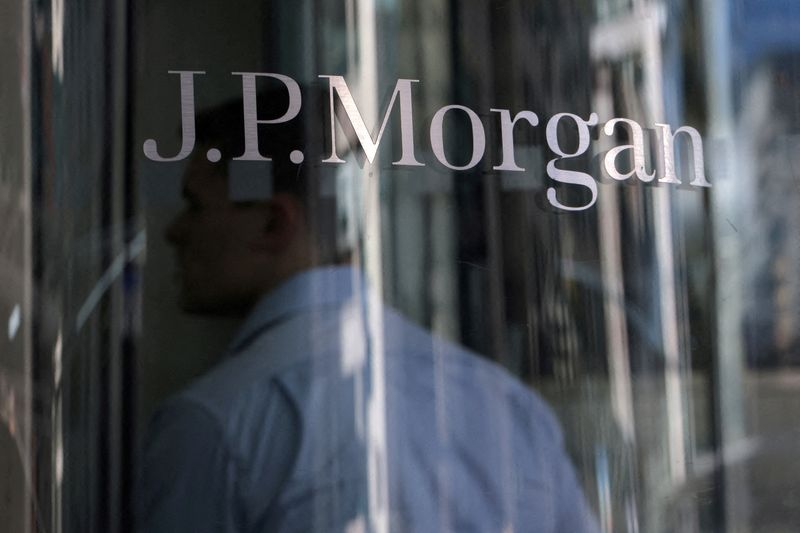 © Reuters. FILE PHOTO: A person enters the JPMorgan Chase & Co. New York Head Quarters in Manhattan, New York City, U.S., June 30, 2022. REUTERS/Andrew Kelly/File Photo