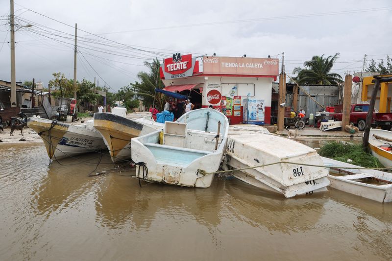 © Reuters. Boats are secured in the overflow of a river after Hurricane Milton brought heavy rain to Mexico's Yucatan Peninsula on its way to Florida, in Celestun, Mexico October 8, 2024. REUTERS/Lorenzo Hernandez