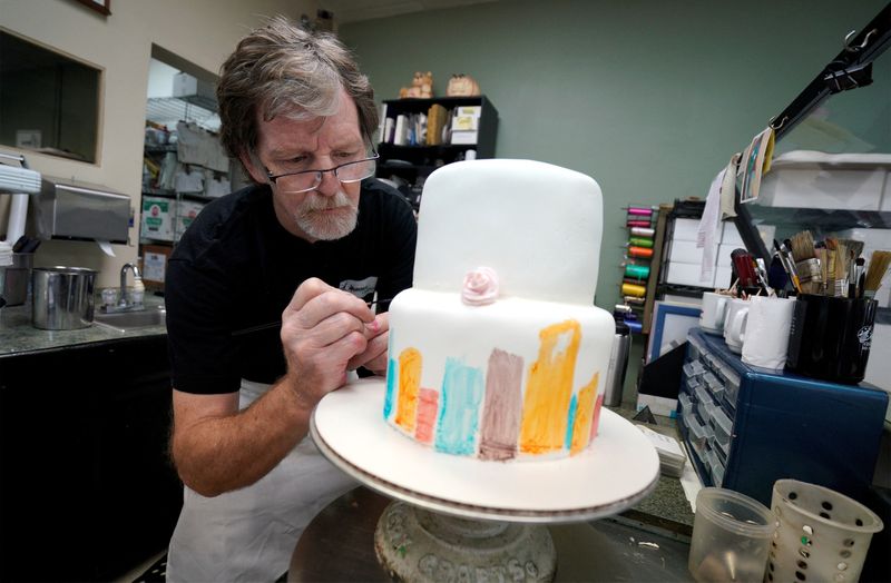 © Reuters. FILE PHOTO: Baker Jack Phillips decorates a cake in his Masterpiece Cakeshop in Lakewood, Colorado U.S. September 21, 2017. REUTERS/Rick Wilking/File Photo