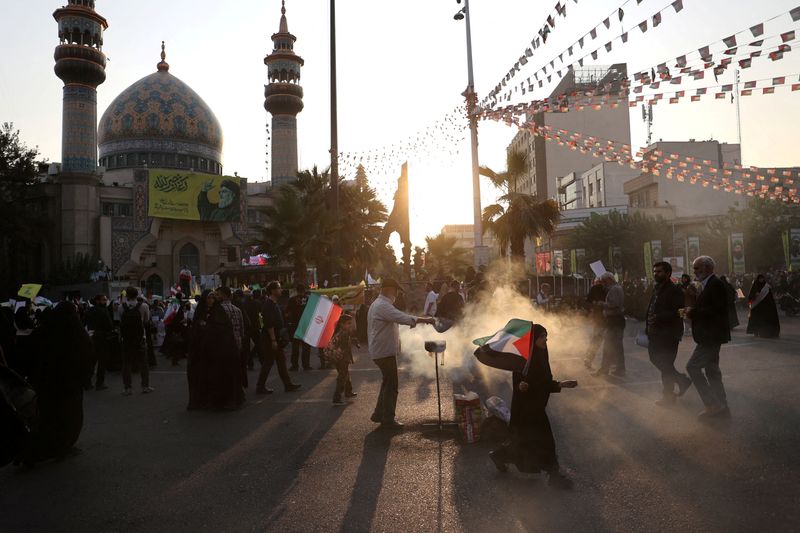 &copy; Reuters. Iranians attend an anti-Israel gathering in Tehran, Iran, October 8, 2024. Majid Asgaripour/WANA (West Asia News Agency) via REUTERS