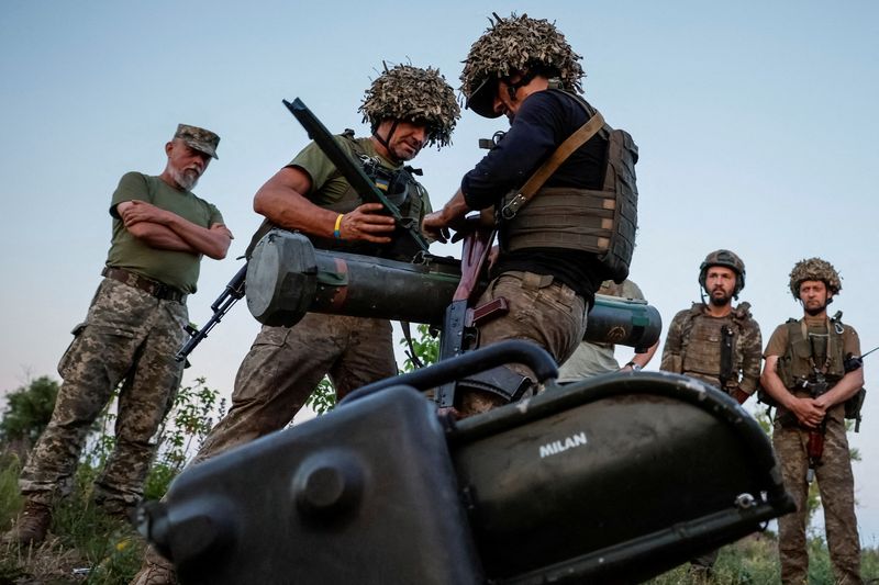 &copy; Reuters. FILE PHOTO: Ukrainian service members of the 33rd Separate Mechanised Brigade practice firing an anti-tank guided missile weapon system MILAN as they attend a military drill near a frontline, amid Russia's attack on Ukraine, in Donetsk region, Ukraine Jun