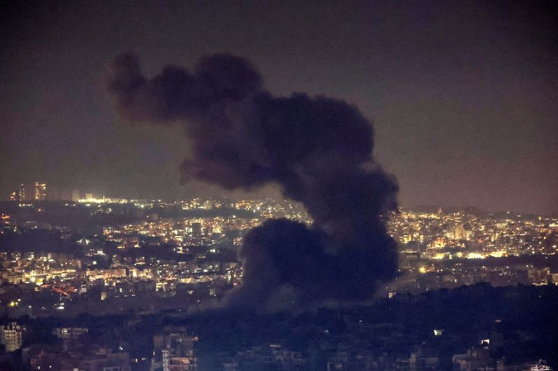 © Reuters. Smoke billows over Beirut southern suburbs after a strike, amid the ongoing hostilities between Hezbollah and Israeli forces, as seen from Sin El Fil, Lebanon October 8, 2024. REUTERS/Amr Abdallah Dalsh  