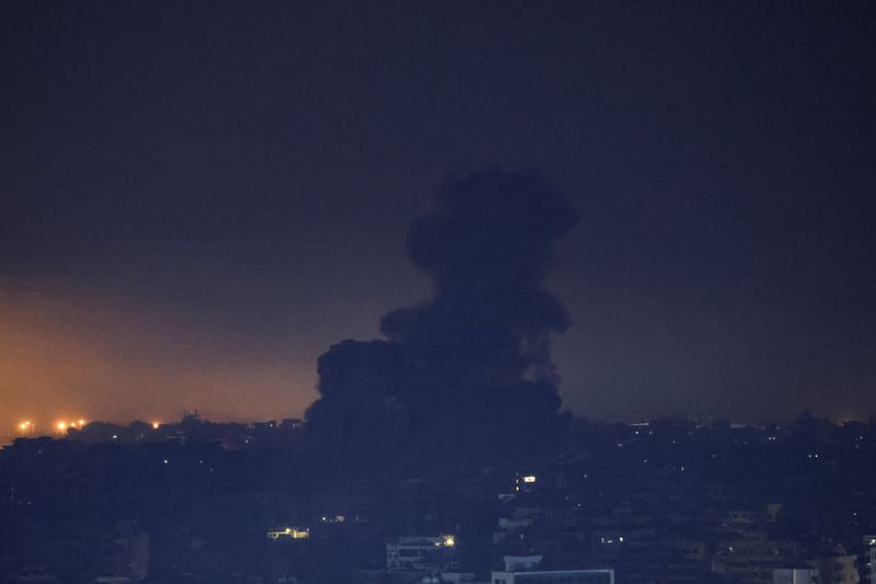 &copy; Reuters. Smoke billows over Beirut southern suburbs after a strike, amid the ongoing hostilities between Hezbollah and Israeli forces, as seen from Sin El Fil, Lebanon October 8, 2024. REUTERS/Amr Abdallah Dalsh