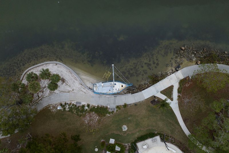 © Reuters. A drone view shows a sailboat washed up on shore by Hurricane Helene siting on the beach of the Sarasota Bay, as Hurricane Milton approaches, in Sarasota, Florida October 8, 2024.  REUTERS/Ricardo Arduengo